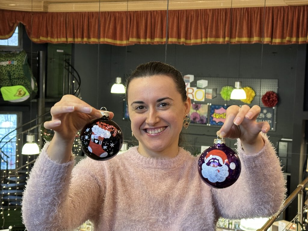 Weihnachtskugeln bemalen mit Olga IMG 4567