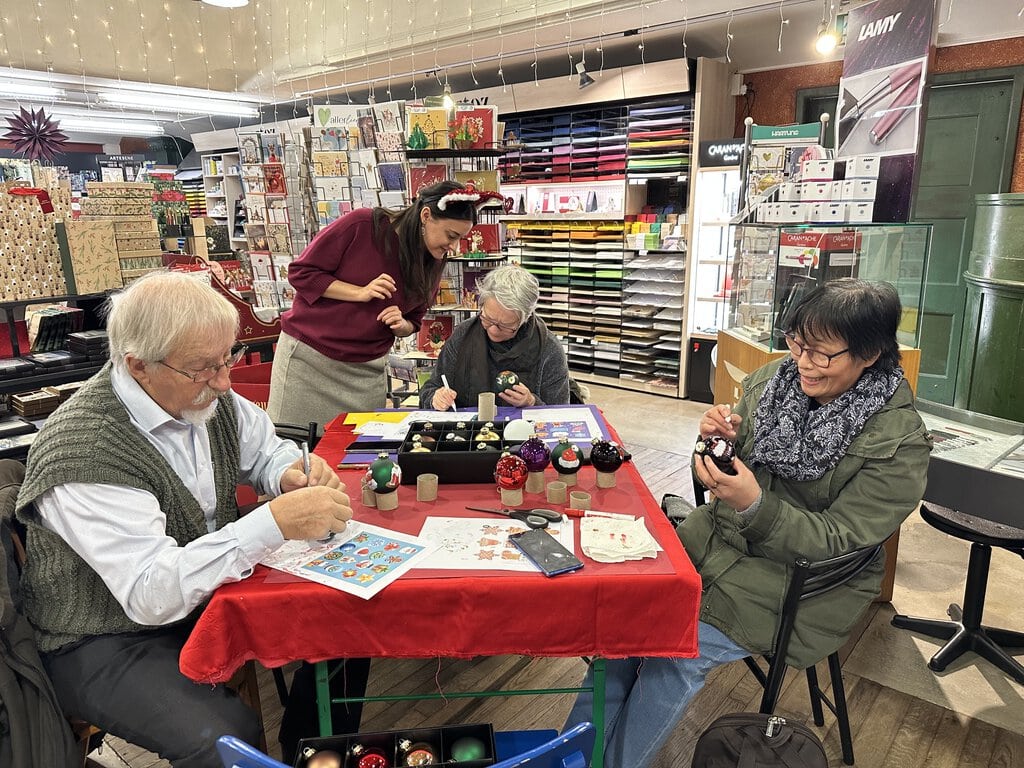 Weihnachtskugeln bemalen mit Olga IMG 4711